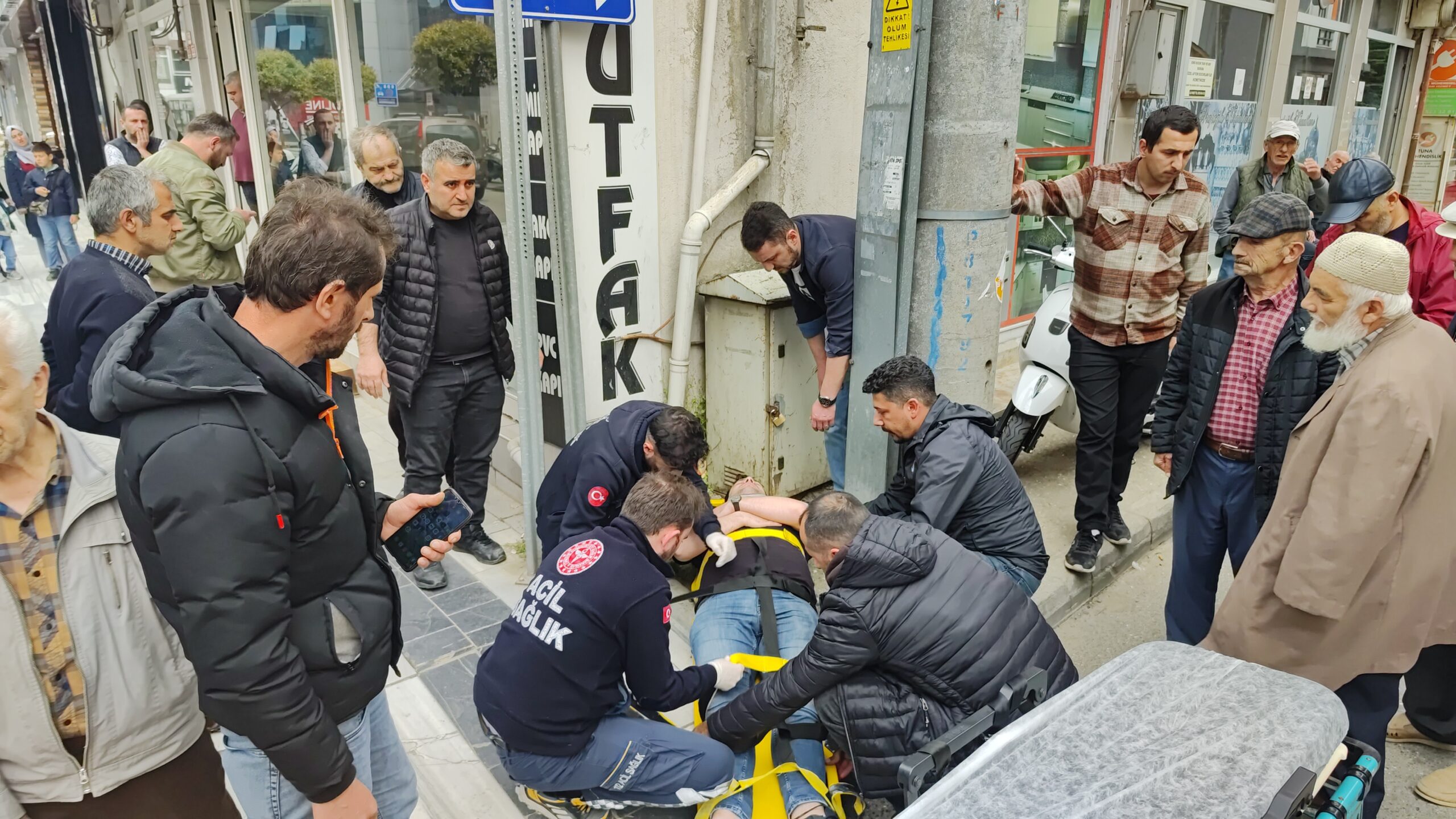 GENÇ ADAM KANLAR İÇİNDE YERDE KALDI…