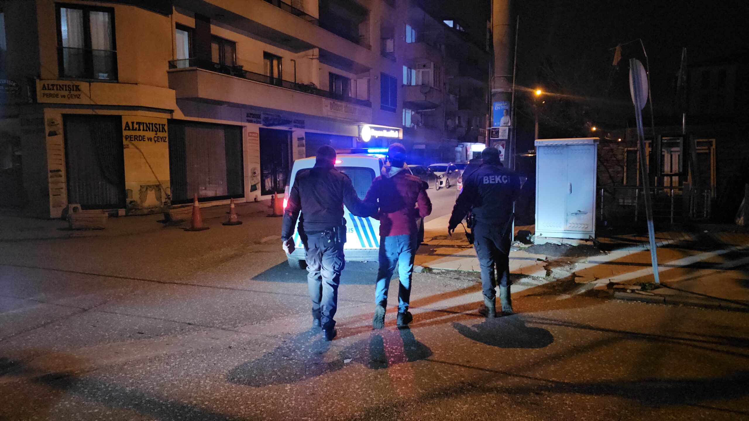 GECE KARTALLARI KAÇAK GÖÇMENİ YAKALADI…