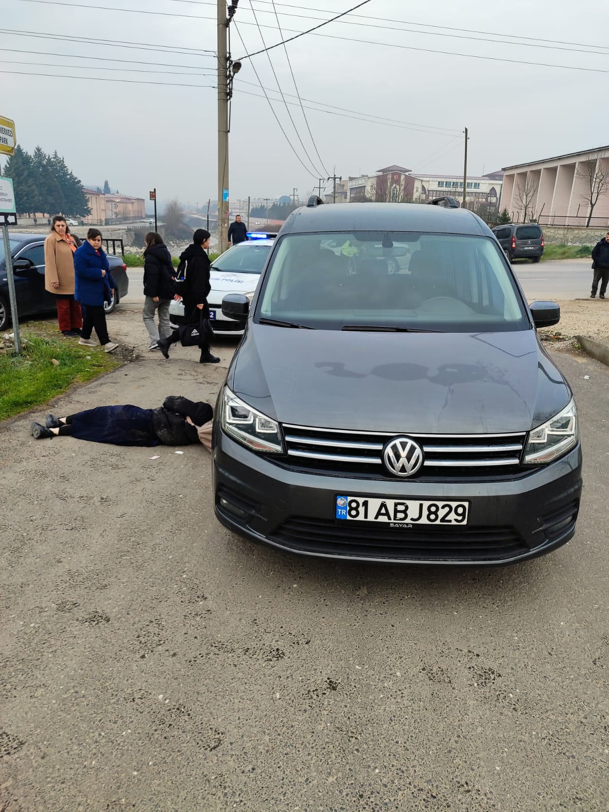 HAFİF TİCARİ ARACIN ÇARPTIĞI KIZ ÇOCUĞU AĞIR YARALANDI