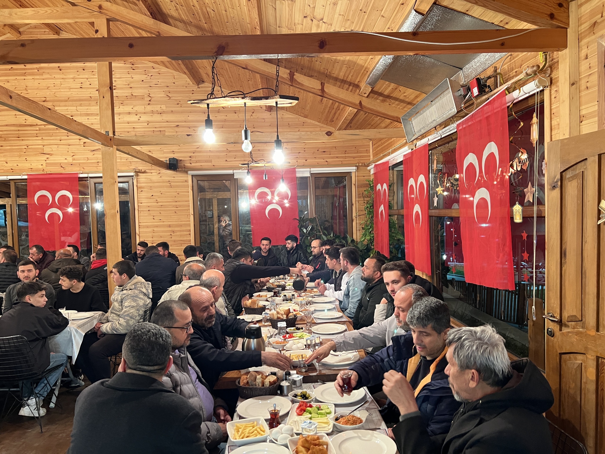 İSMAİL BAYRAK SAHURDA GENÇLERLE BULUŞTU