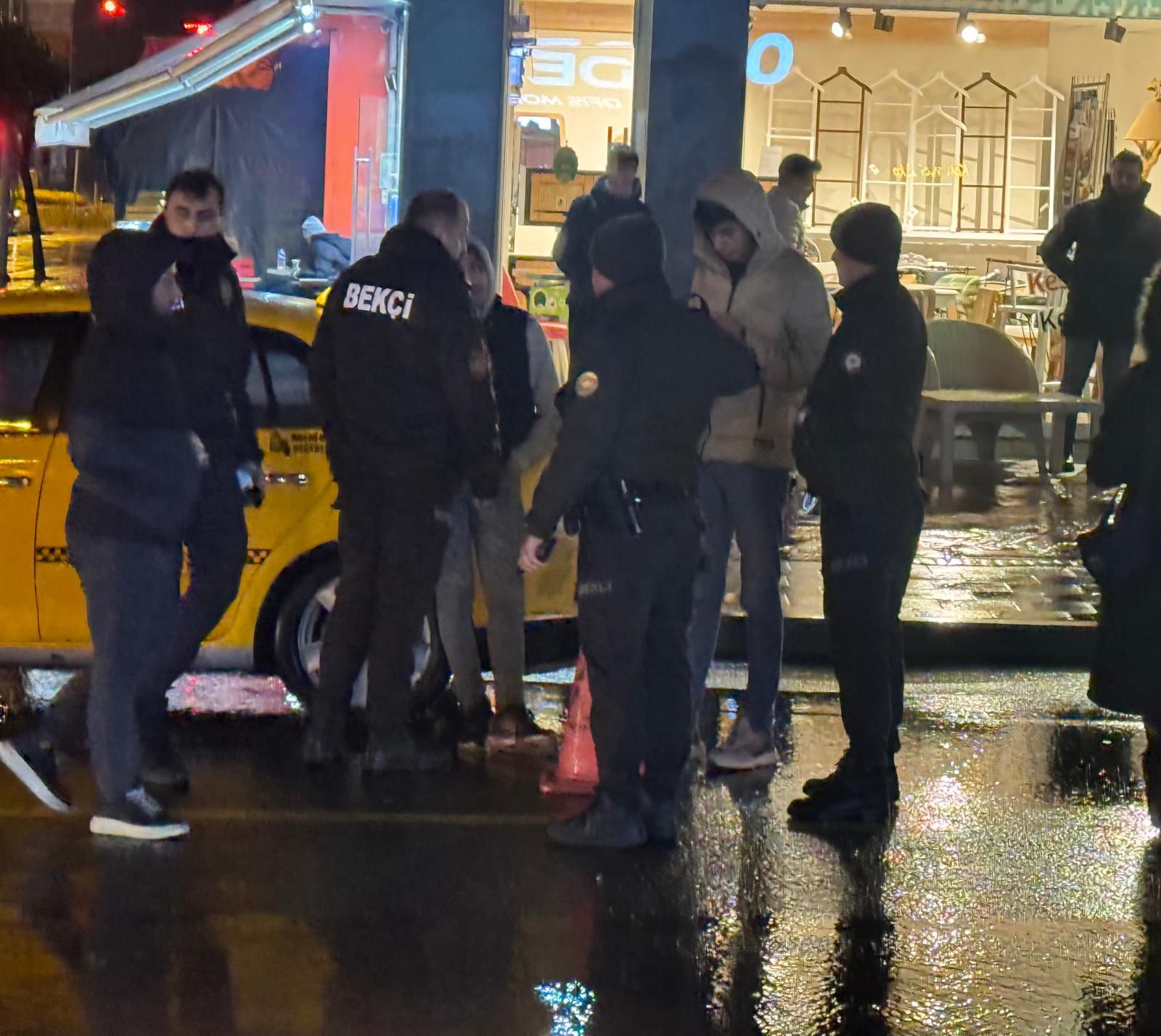 GECE KARTALLARI ŞÜPHE ÜZERİNE DURDURDU, ÜZERİNDEN RUHSATSIZ SİLAH ÇIKTI