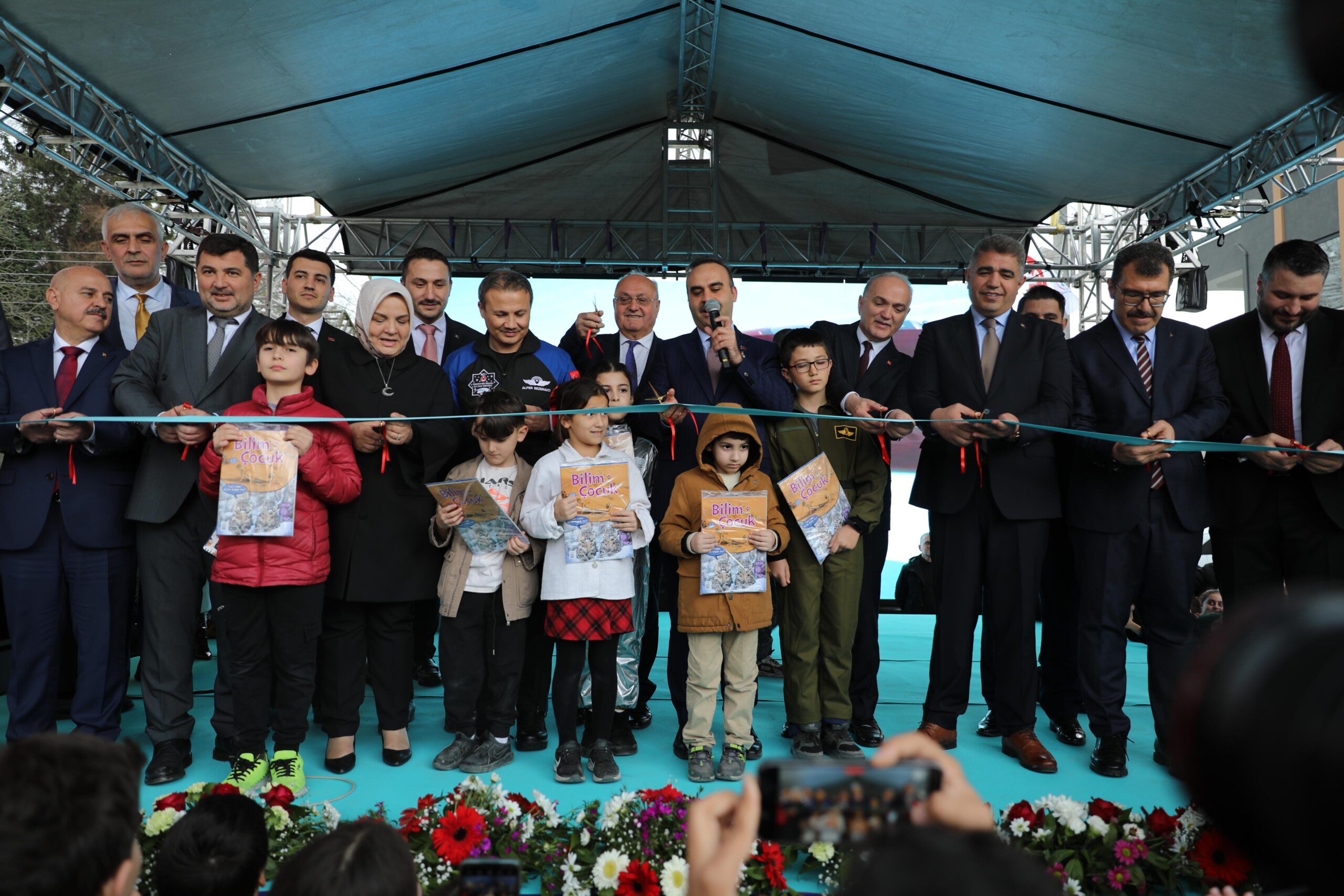 Düzce’de Faruk Özlü Ve Alper Gezeravcı Eşliğinde Bilim Merkezi Açıldı.