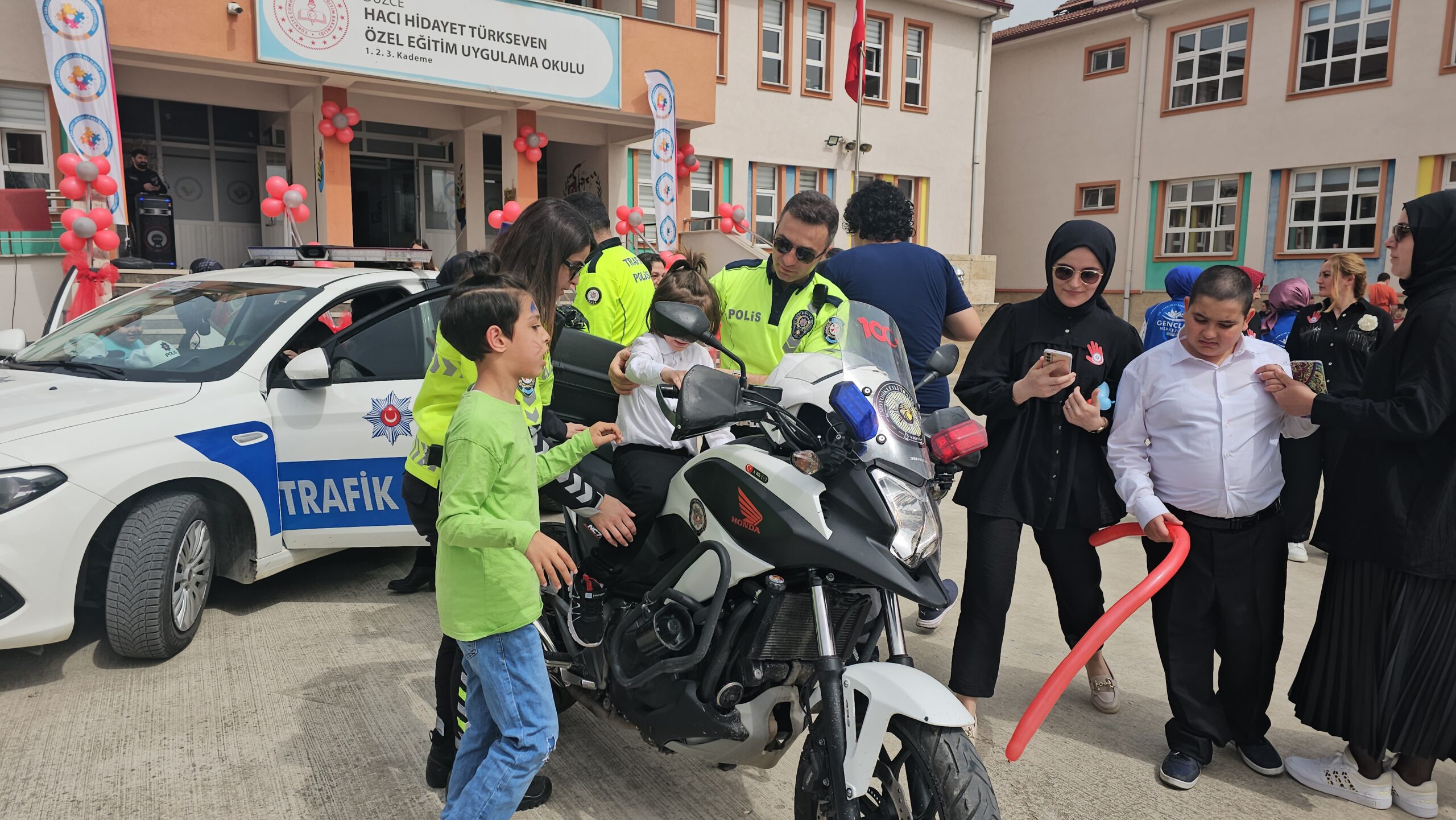 DÜZCE’DE TRAFİK ŞUBE POLİSLERİNDEN ANLAMLI ZİYARET