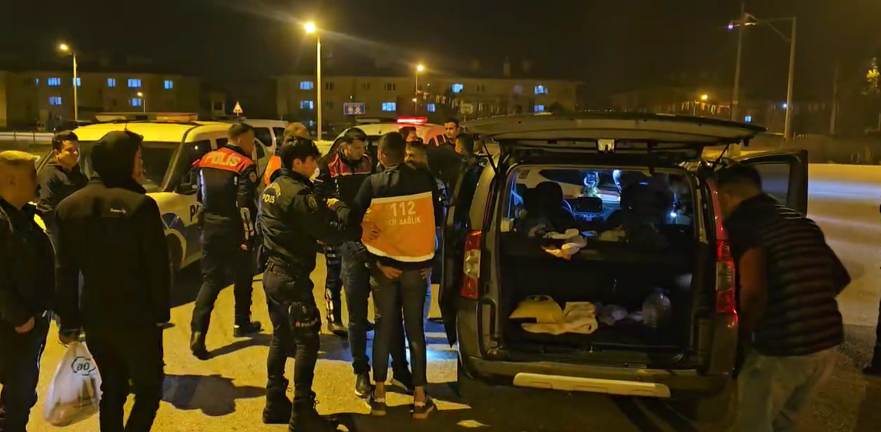 Düzce’de Sahte Polis Alarmı: Hafif Ticari Araçta Çakar Cihazı Ele Geçirildi!