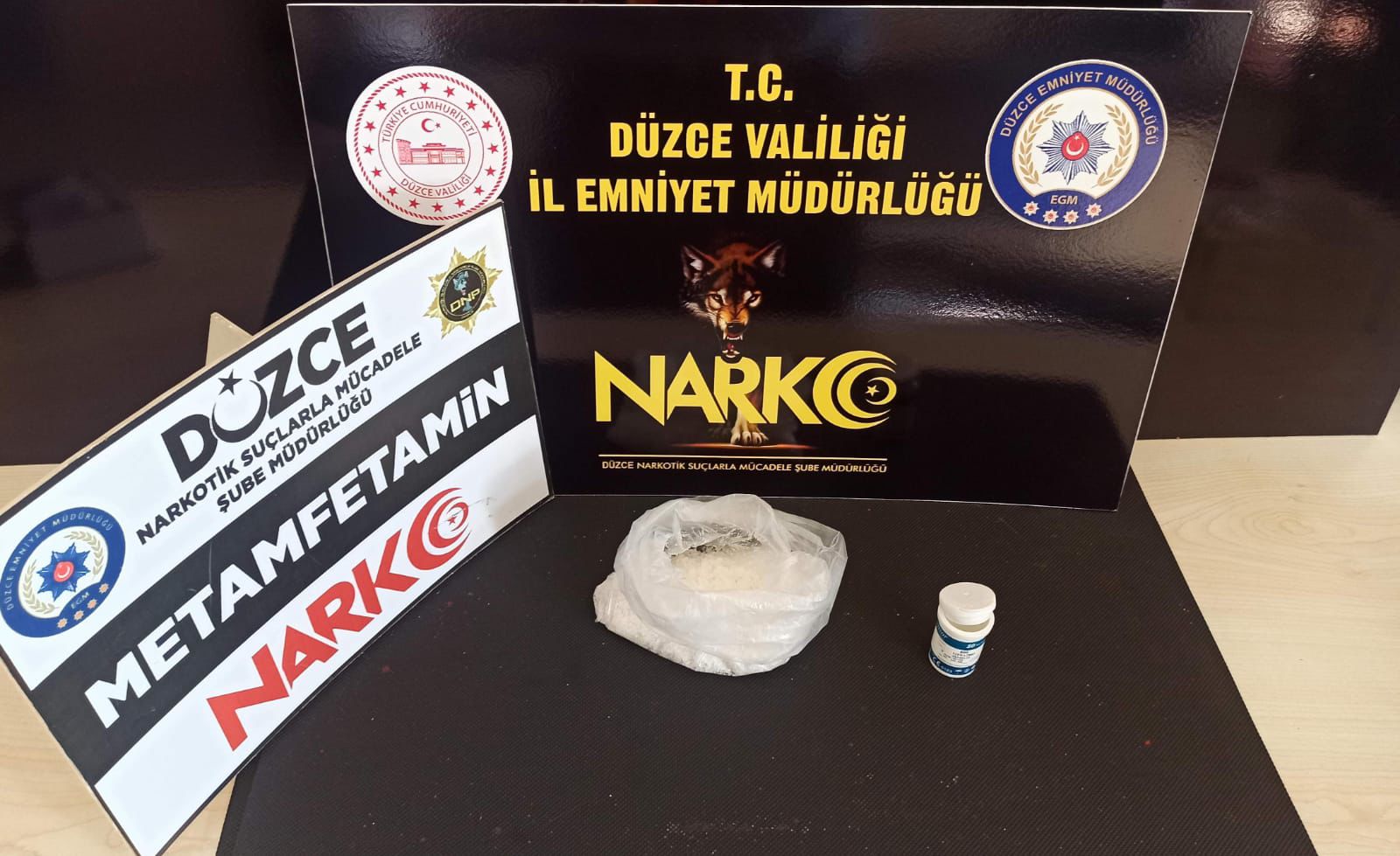 GENÇLERİ ZEHİRLEYEMEDEN NARKOTİK ŞUBE YAKALADI