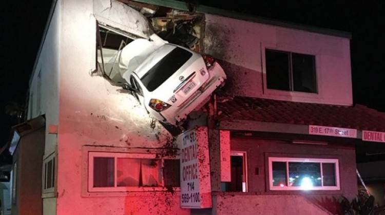 Servis Minibüsü Faciası: Azmimili Mahallesinde Binaya Giren Araç Büyük Hasara Yol Açtı