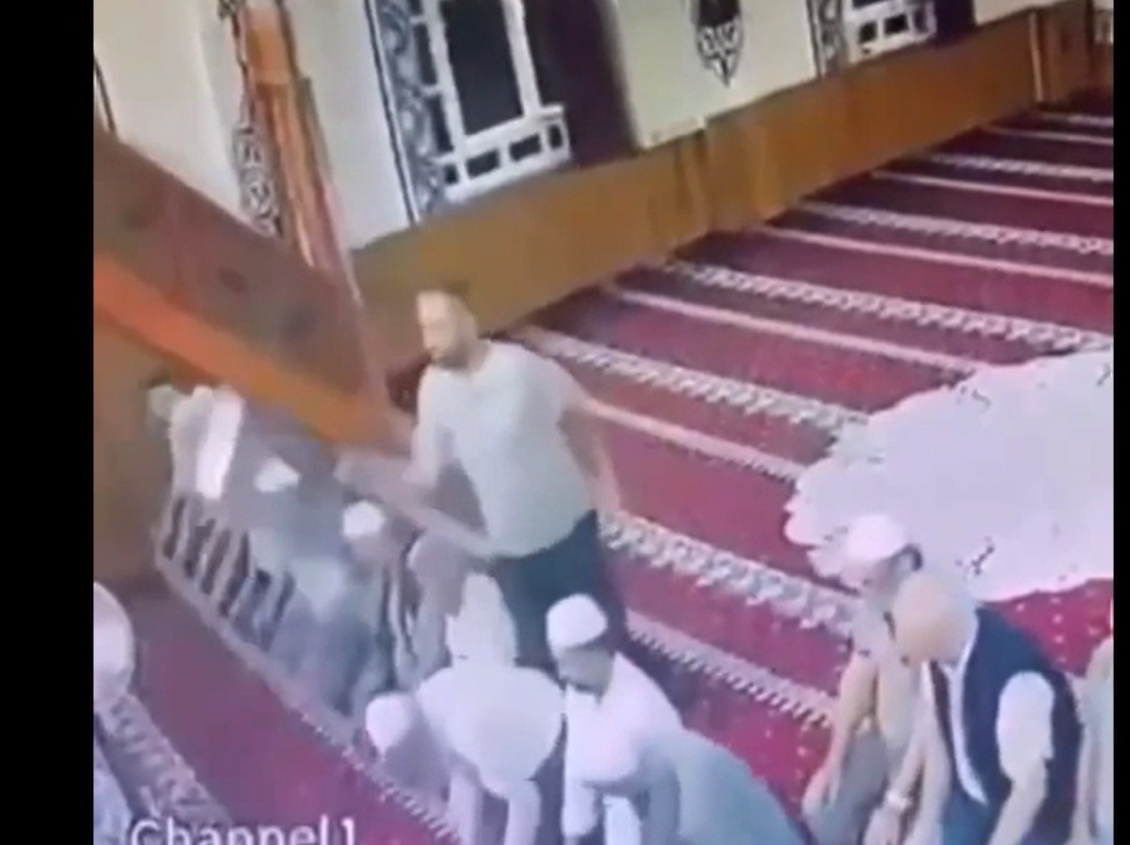 Cami İmamına Sandalyeli Saldırı!