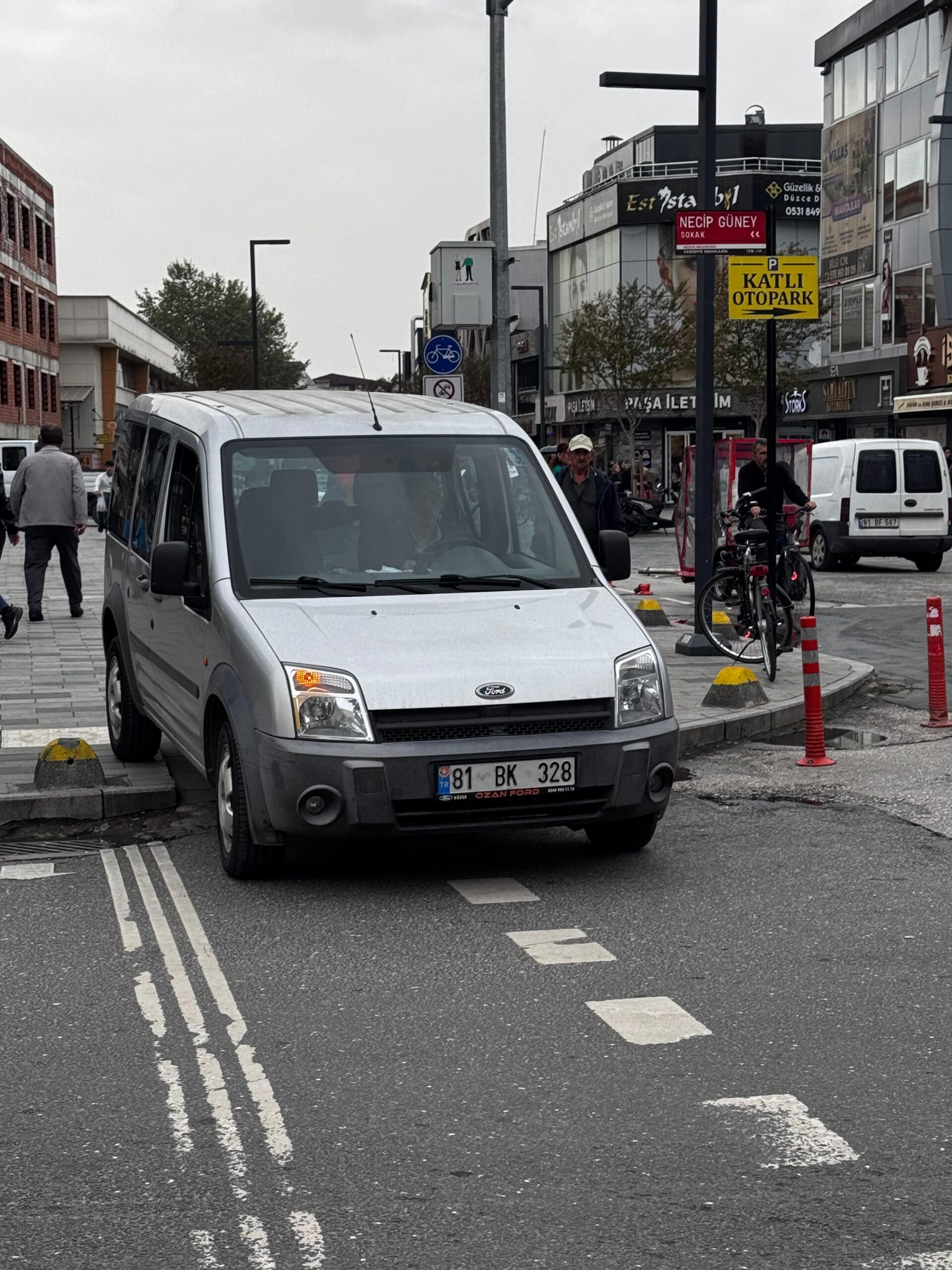 Belediye Önünde Uygunsuz Park ve Yaya Geçidi İşgali: Yayaya Çarpma Olayı