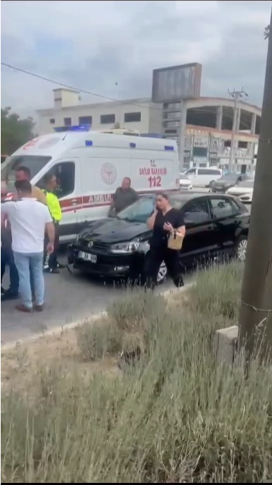 YOLA FIRLAYAN KADINA OTOMOBİL ÇARPTI